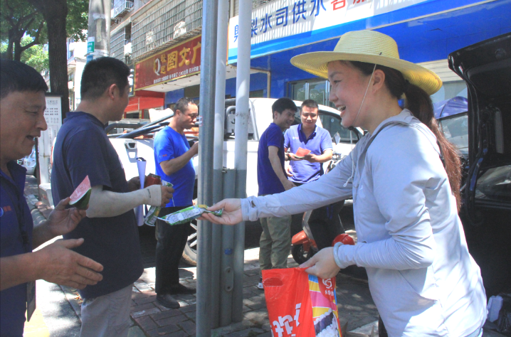 酷暑送清涼，關(guān)懷沁人心